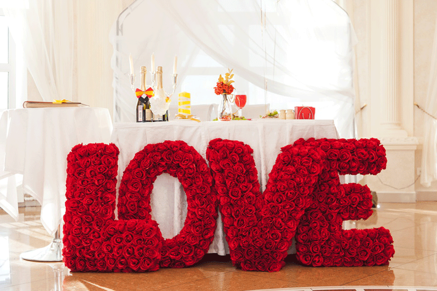 fidéliser un client : une table de mariage avec un love en fleurs