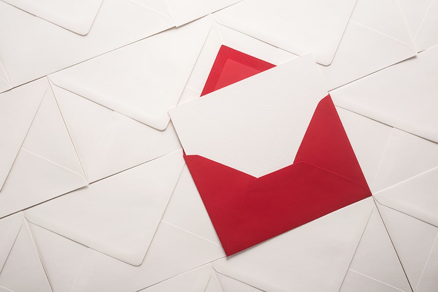 #77 objet de mail cover article - un ensemble d'enveloppes blanches fermées et une enveloppe rouge ouverte