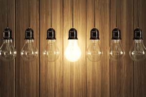 idées d'articles : une série d'ampoules suspendues dont l'une est allumée