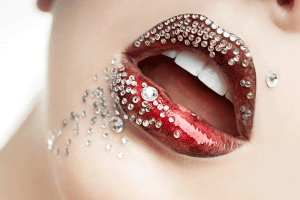 manipulation comportementale - bouche avec rouge à lèvres et strass brillants - illustration pour la séduction
