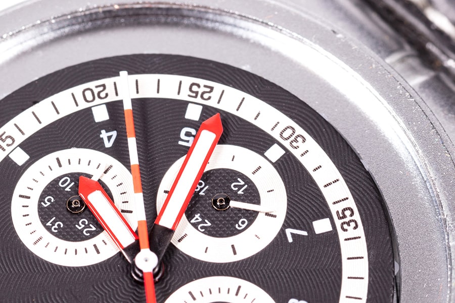 gros plan chronomètre de luxe, noir, gris et rouge