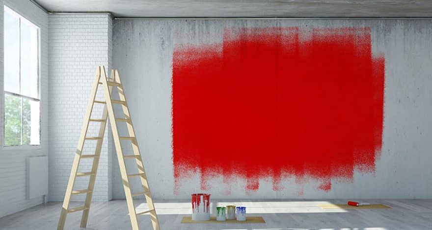 chantier dans un appartement blanc - un mur peint en rouge