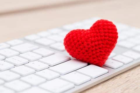 clavier ordinateur blanc avec un petit coeur rouge tricoté