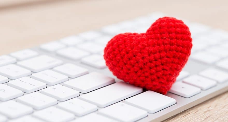 clavier ordinateur blanc avec un petit coeur rouge tricoté