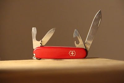 Couteau suisse ouvert à 4 éléments