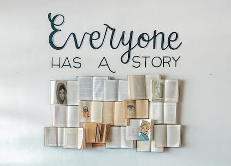 Everyone has a story - livres collés sur un mur
