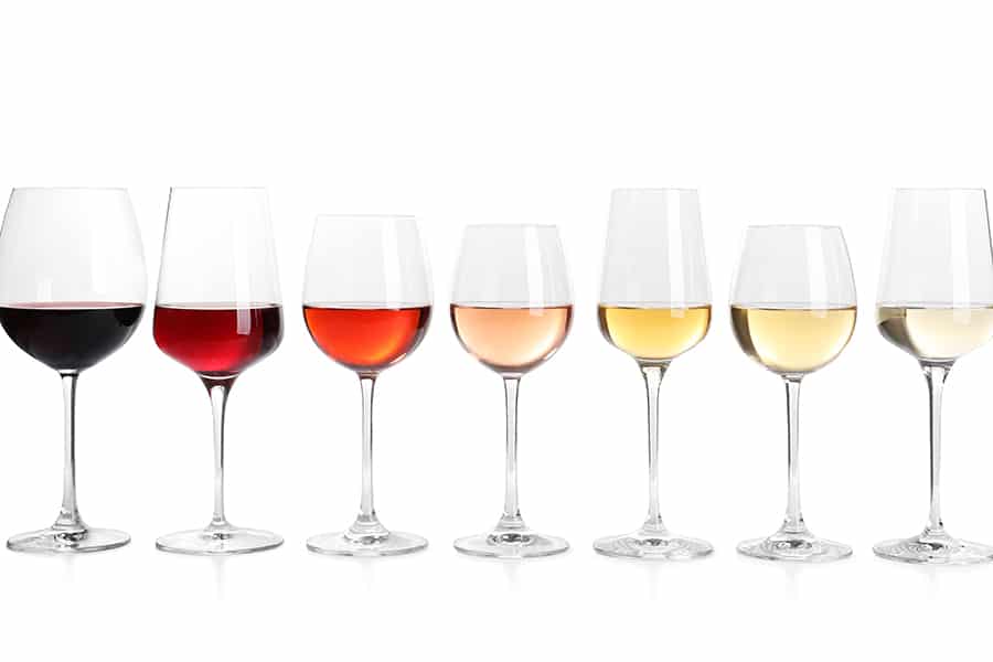 #92 stratégie de marque - une rangée de 7 verres de vin de 7 couleurs différentes