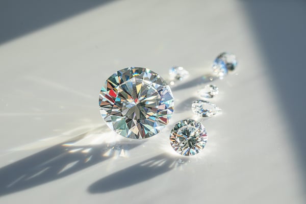 Un lot de diamants taillés posés sur une table sous un rayon de soleil