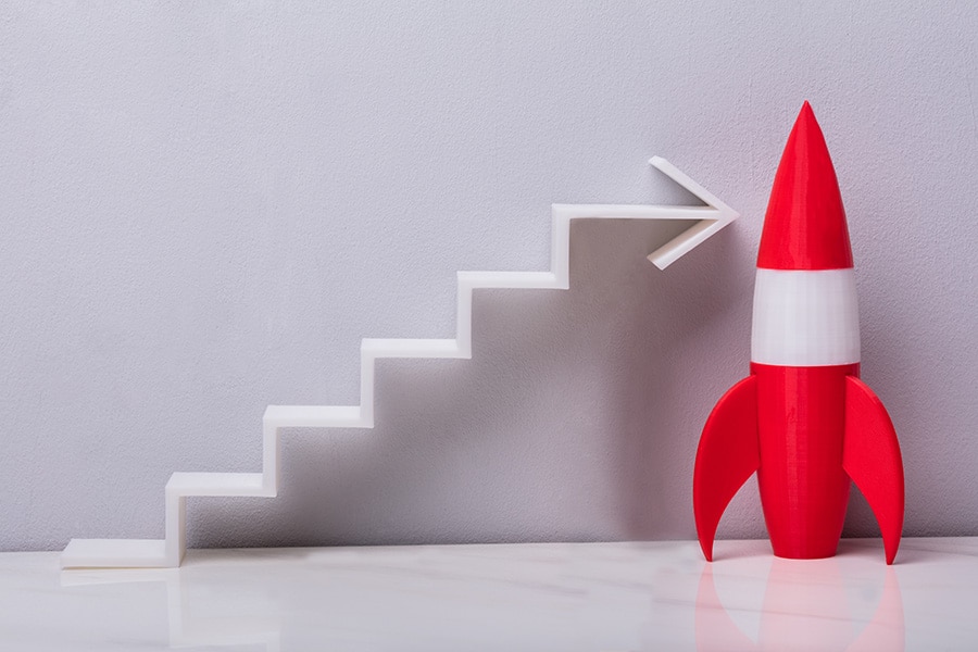 #101 visibilité sur internet - concept de progression en escalier avec une fusée rouge