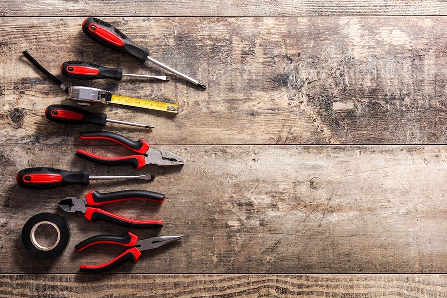 #103 maintenance WordPress - une série d'outils posés sur un établi en bois