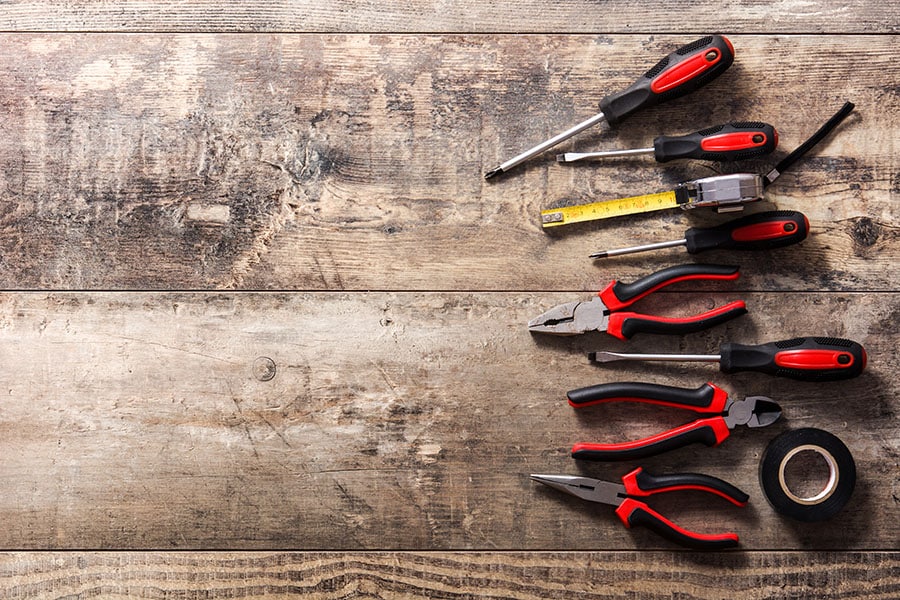 #103 maintenance WordPress - une série d'outils posés sur un établi en bois